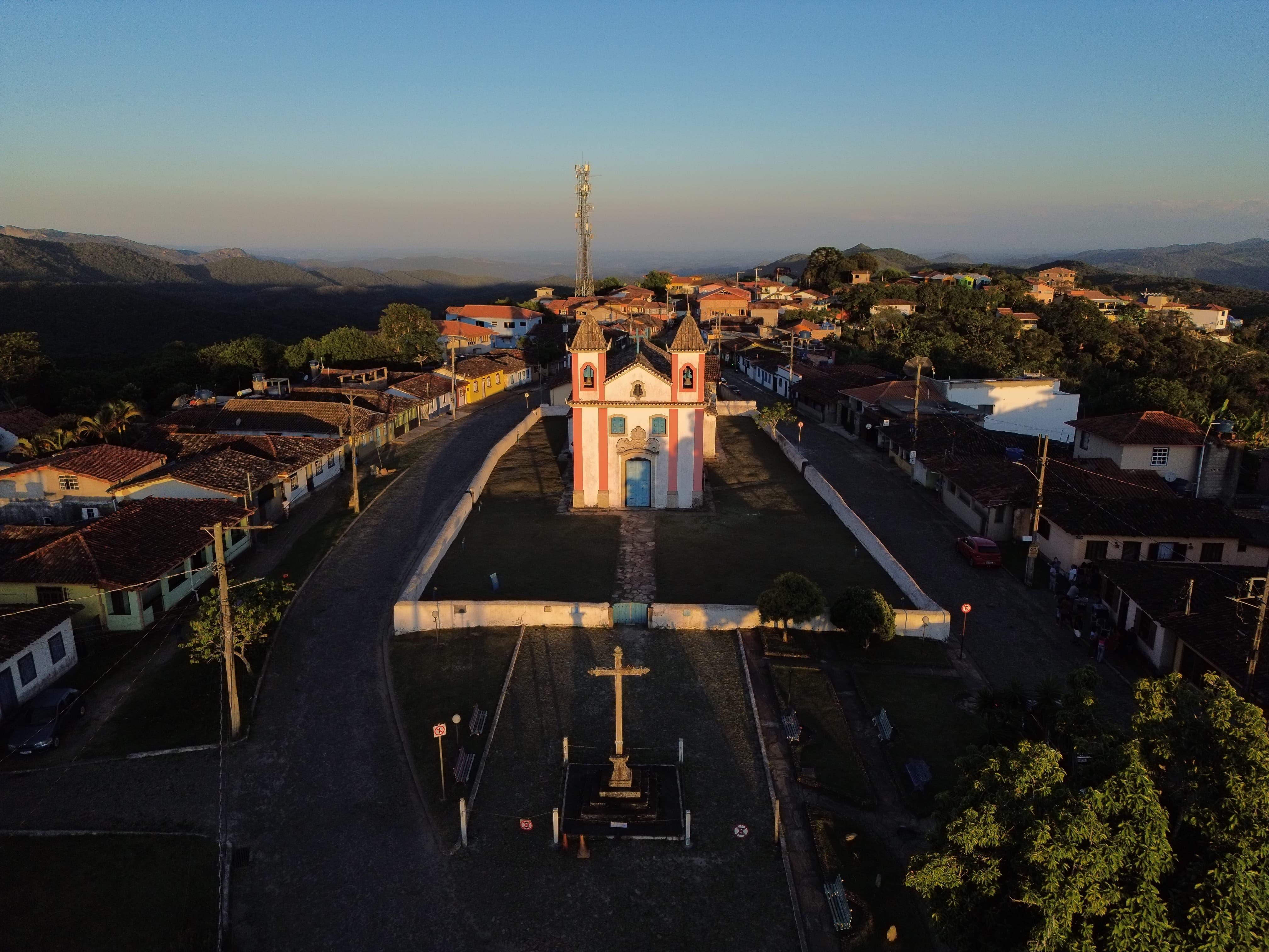 Vista panorâmica de Lavras Novas cercada por montanhas